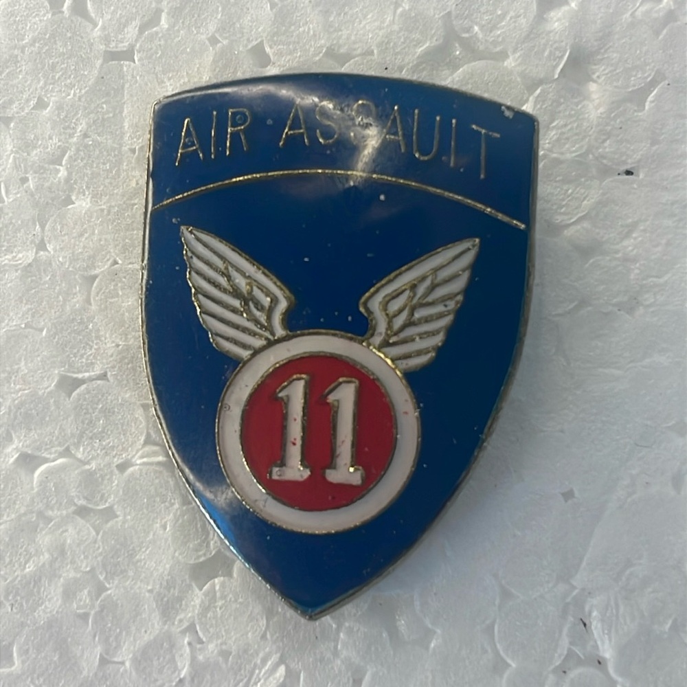 11th air assault insignia division pin hat lapel tie tack wings red white blue